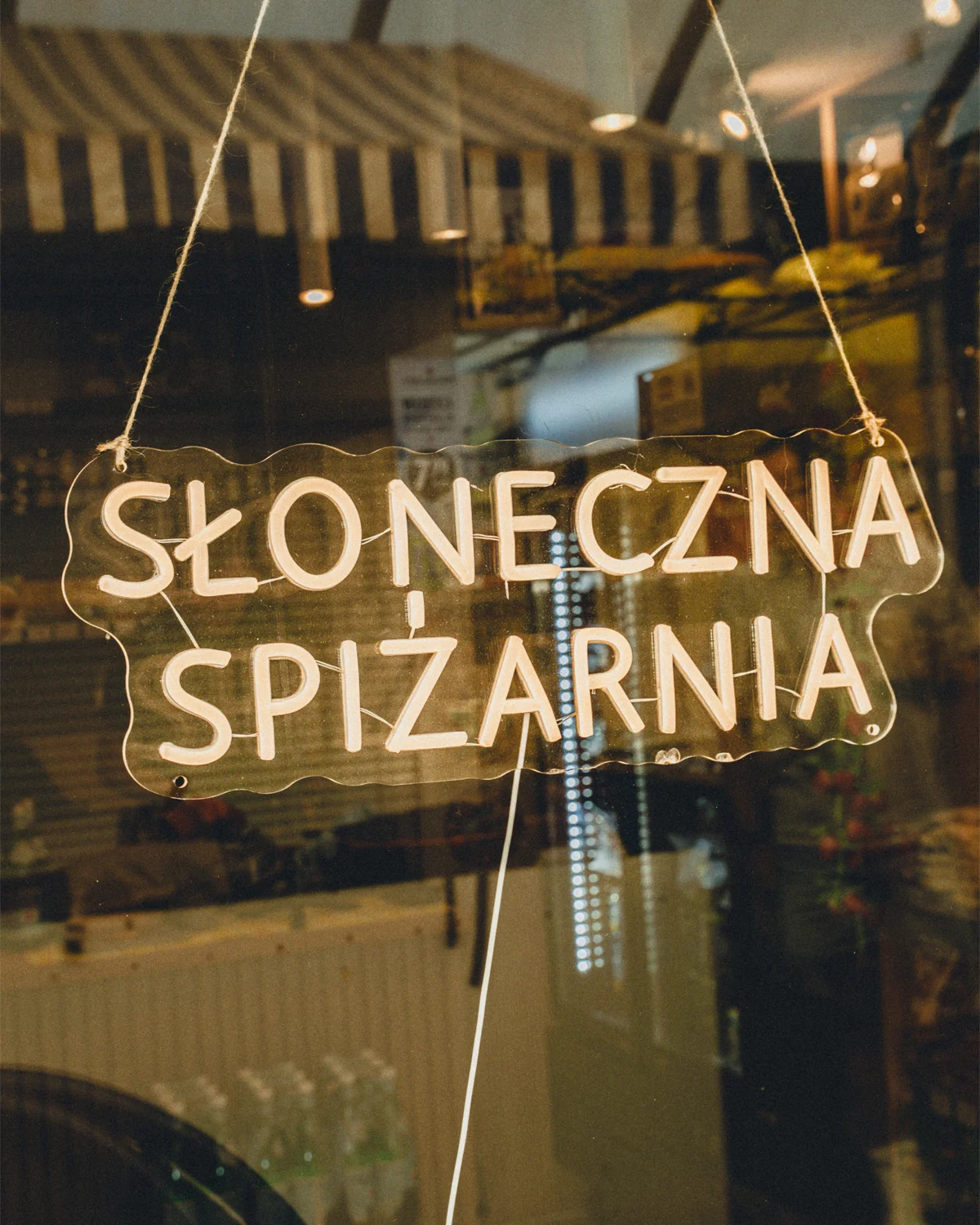 Szyld Słoneczna Spiżarnia w Gdyni